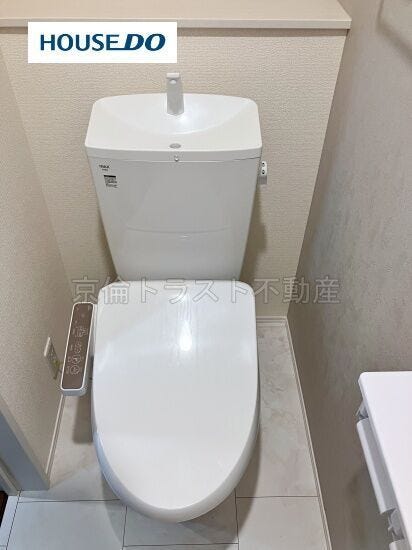 スタンダードな手洗いタンク一体型の洋風便器は温水洗浄機能付き!