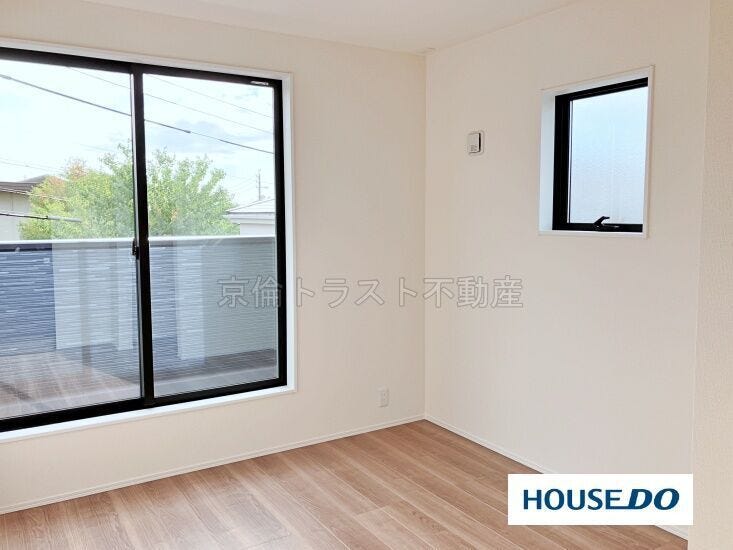 南西の洋室5.06帖はバルコニーに面しています。日差しが注ぎこんで快適なプライベートスペースになりそうです!