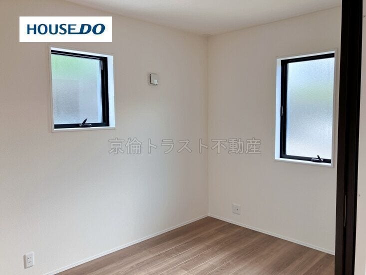 1階洋室4.38帖 LDKに隣接し、お子様の遊び場やワークスペースにお使いいただけます◎