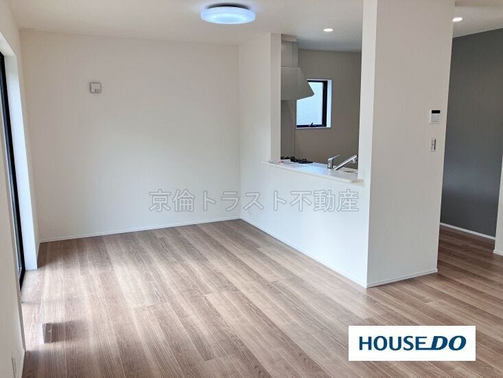 リビングを見渡すことができる対面式カウンターキッチン。リビングと一体感があります♪