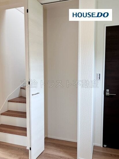 1階のホールに収納があります◎