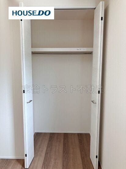 北東側洋室4.5帖 クローゼット すべての居室に収納があります!服や日用品をスッキリ収納してお部屋を広く使うことができます◎