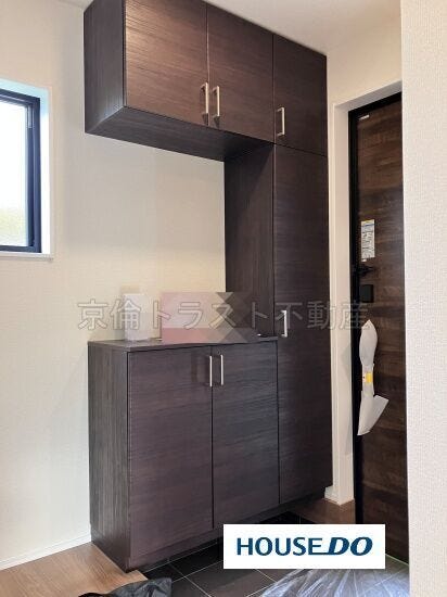 玄関には大容量のシューズボックスを設置。お好きなインテリアも飾れるタイプです♪