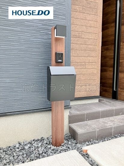 エントランスにはインターホンとポストが一体になったスマートな機能門柱が設置されています。