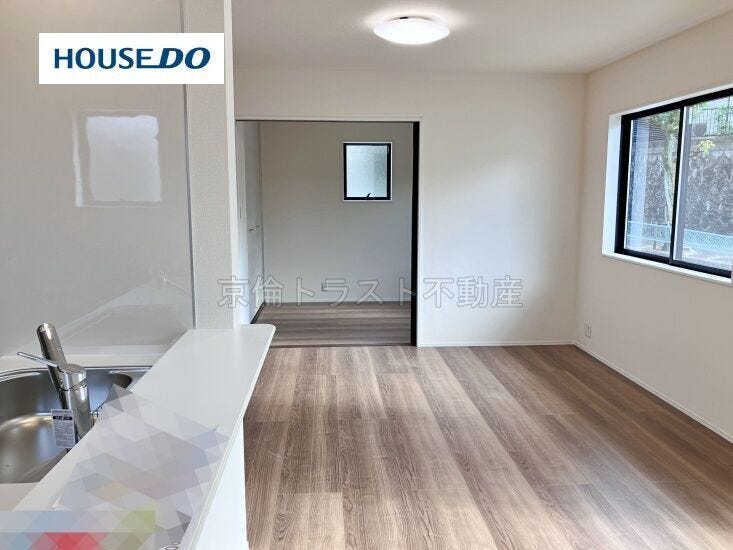 南に面した陽当たりの良いLDKは約16.38帖!隣接の洋室4.38帖と一体利用ができます◎