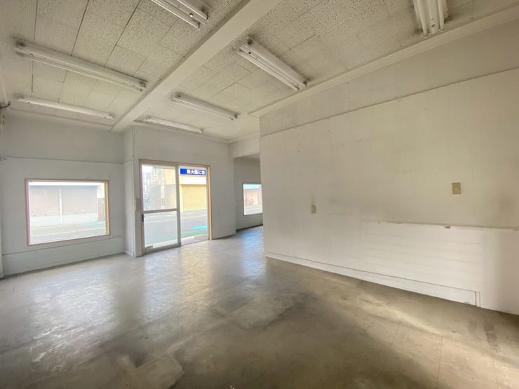 玄関広く2窓で道路からよく見えます