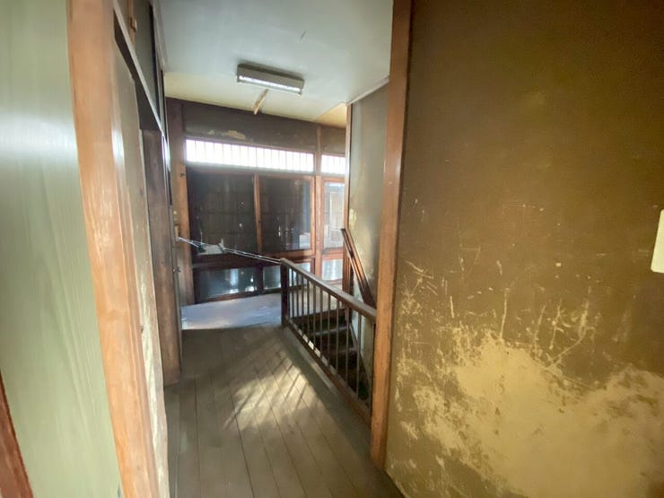 2階廊下で前面窓です。