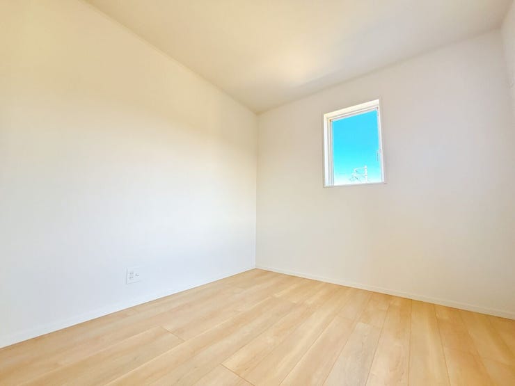 窓から風を感じられる快適なお部屋です。