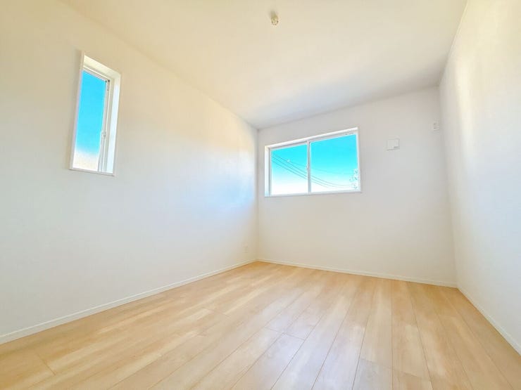 光をたっぷり取り込める窓があり明るい室内です◎