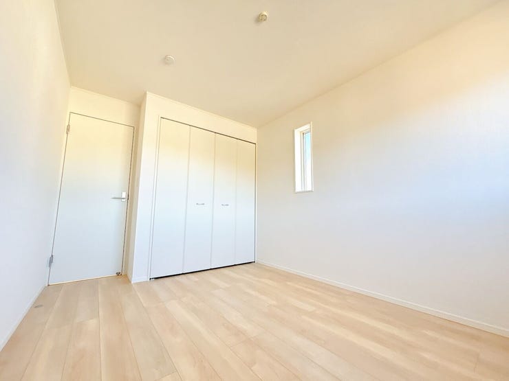 白を基調にした内装で空間がより広く感じられるお部屋です。