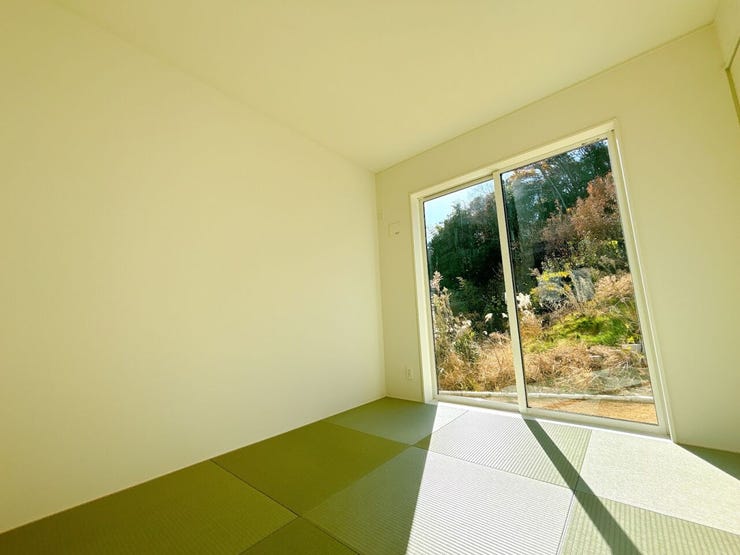 足をのばしてくつろげる明るい和室です。