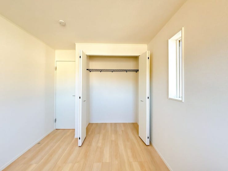 小物から大きな荷物まで収納ができ、お部屋を広く使って頂けます◎