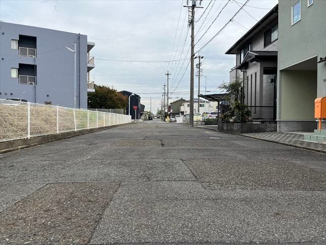 幅員約7m以上の前面道路です。車の出し入れもしやすく、また配達などの車が停まっていても通行出来る道幅となっています。