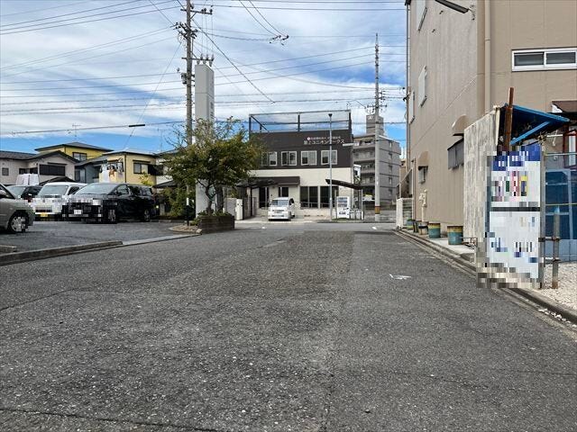 車が余裕を持ってすれ違うことが出来る道幅です。車の出し入れも余裕を持って行うことが出来ます。
