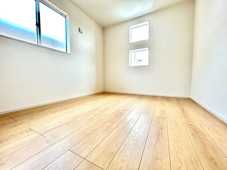 ◇5.25帖 洋室◇
北側のお部屋ですが、2面採光を確保しており明るいです。柔らかな光が長時間続くので、勉強や読書など落ち着いて作業するのに最適なお部屋です。お子様や趣味のお部屋にいかがですか。