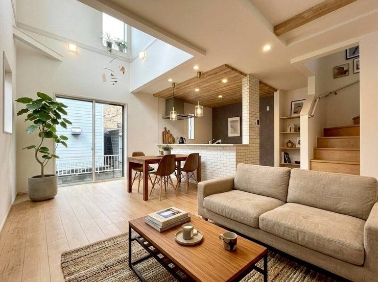 ◇リビングダイニング◇
吹抜有、明るい18.5帖のLDKとなっています。家族が集まって食事をしたり、くつろいだりするのに十分な広さです。1階に和室があるので助かりますね♪
※家具はイメージです。