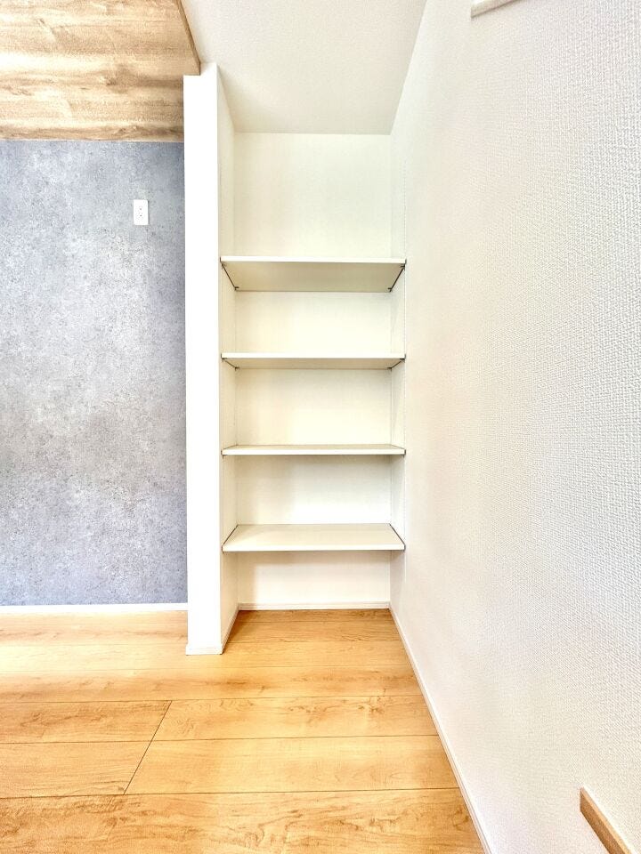 ◇パントリー◇
キッチン横にはパントリーを設置。食品や飲み物だけでなく、使用頻度の低い調理器具や食器なども収納していただけます。キッチンがスッキリして見え、生活感が出にくくなりますね。