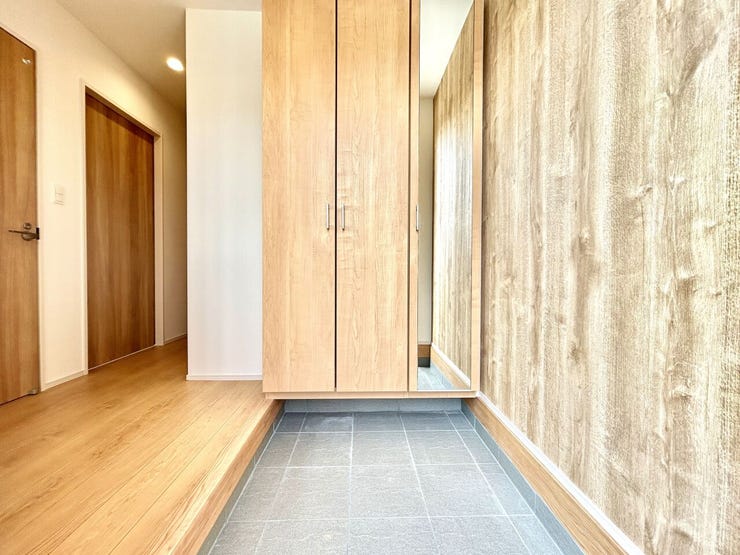 ◇玄関◇
窓もあり明るく、温かな雰囲気で家族の帰りや来訪者を出迎えてくれる玄関です。玄関周りはその家や家族を映し出す、家の顔。どこまでも明るく快適でありたいですね♪