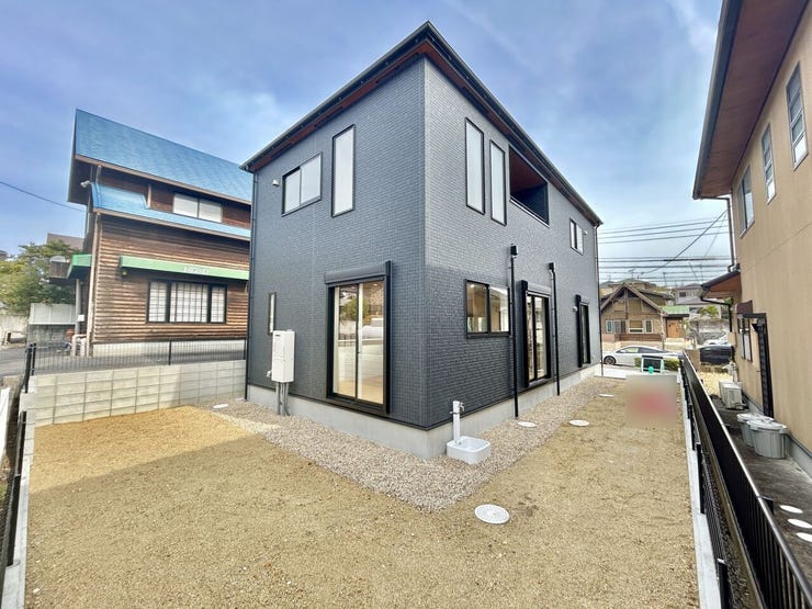 ◇庭◇
南側に面したお庭があります。お子様の遊び場として、BBQや家庭菜園などもお楽しみいただけます。イスやテーブルを置いてカフェスペースにしてもいいですね。