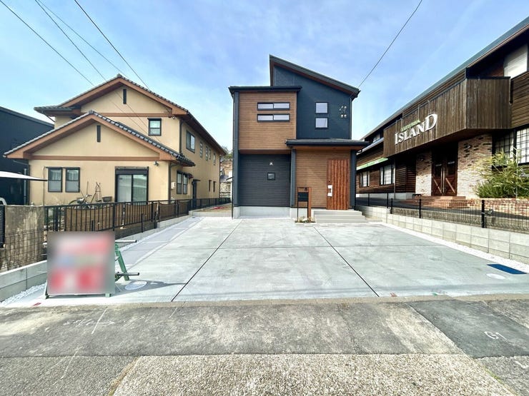 ◇駐車3台可◇
並列以上3台駐車可能なスペースを確保しています。ご夫婦でお車をお持ちの方や急な来客時にも安心です。駐車スペースにはお車だけでなく、自転車やバイクなども置いていただけます。