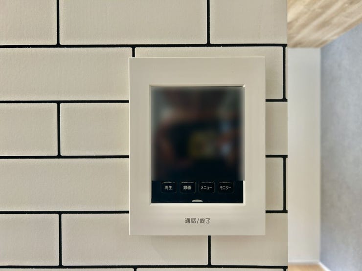 ◇TVモニター付インターホン◇
TVモニターで訪問者を確認してから会話することができますので、安心して対応していただけます。また、姿を見られたくない空き巣や不審者が嫌がるため防犯効果も高まります。