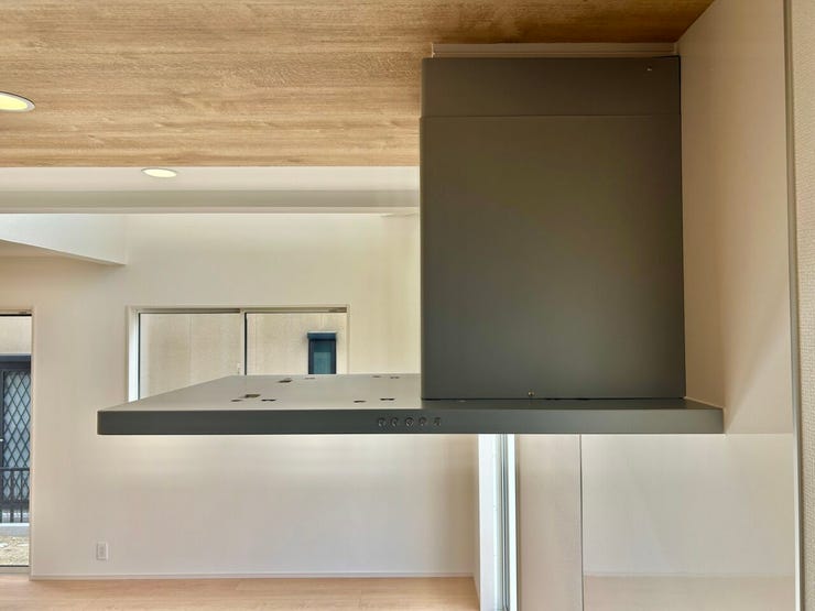 ◇レンジフード◇
スリム型のレンジフードです。デザイン性が高く、おしゃれでスタイリッシュなのに、油汚れがつきにくく、内部に溝や継ぎ目がなく、拭きやすい形状です。