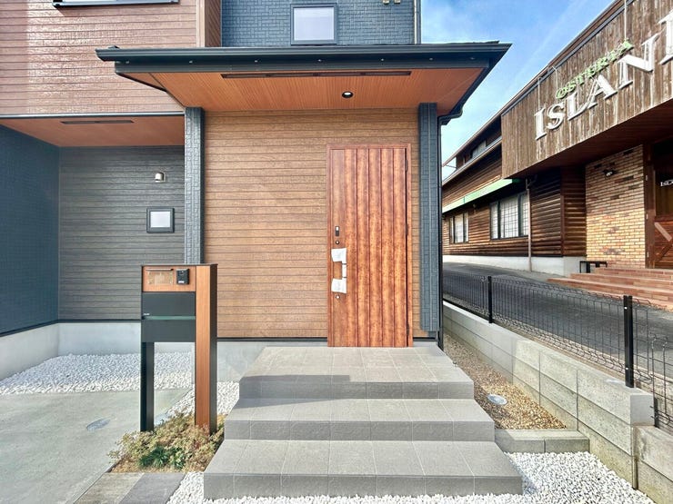 ◇エントランス◇
お家の顔となるエントランスは、木目調の玄関扉が魅力的です。ダウンライトも設置されていますので、玄関周りが明るく、暗い夜でもご家族やお客様を優しく迎えます。