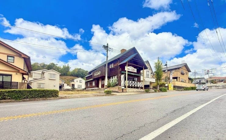 ◇前面道路◇
前面道路は約18mです。圧迫感がなく、街並みが開放的ですね。歩道もきちんとあるので、小さいお子様と手つないで横並びに歩いても安心な広さです。