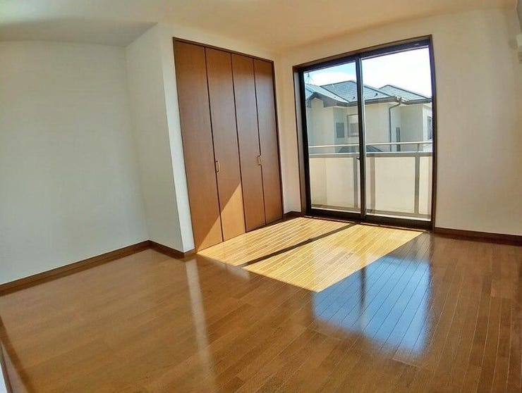 バルコニーに繋がる洋室