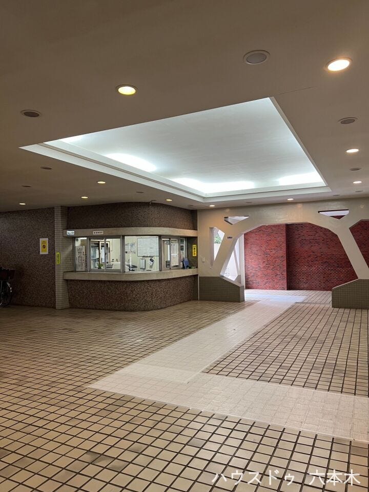 照明の配置が美しく、安心感のある共用部