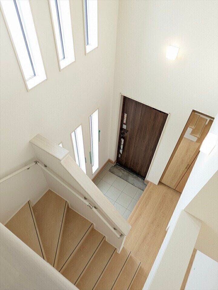 【同社施工例】玄関上部は吹抜け仕様となっているので開放的です