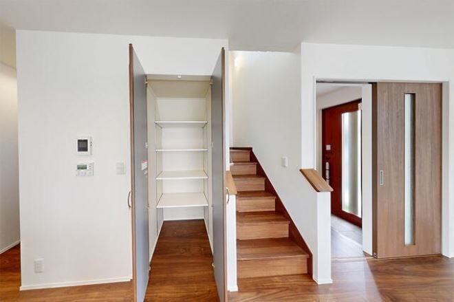 階段下収納。
可動棚で高さを調整できます。