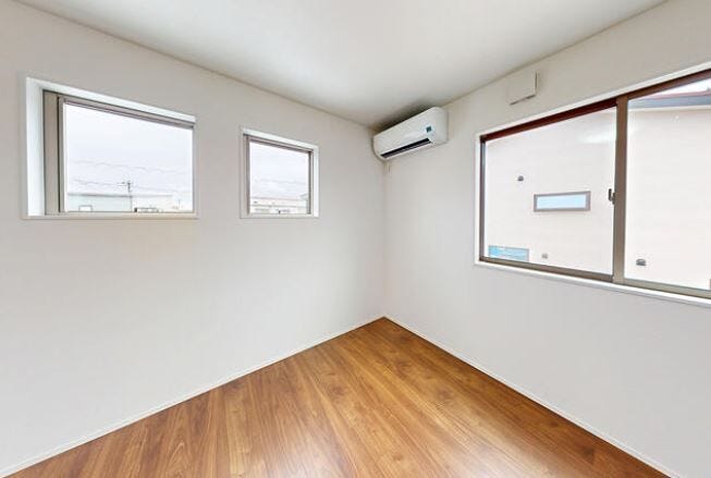 窓からの日差しが心地良い2階寝室。
エアコン付きです。