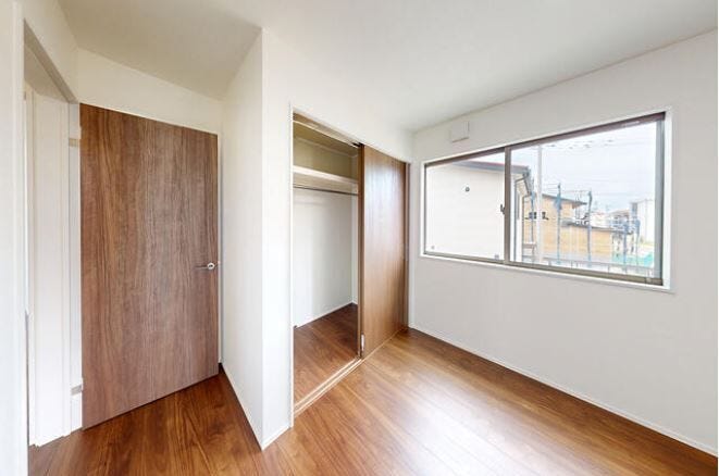 2階5帖洋室。
クローゼット付でスッキリ片付けられます。