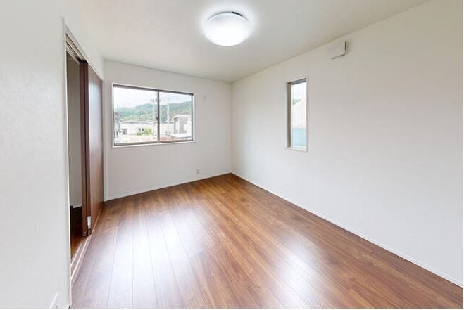 2階6帖洋室。
クローゼットにはハンガパイプ付き。