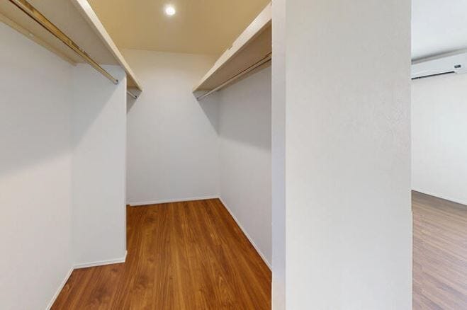 大容量のウォークインクローゼット。
ハンガーパイプも完備で洋服がたくさん収納できます。