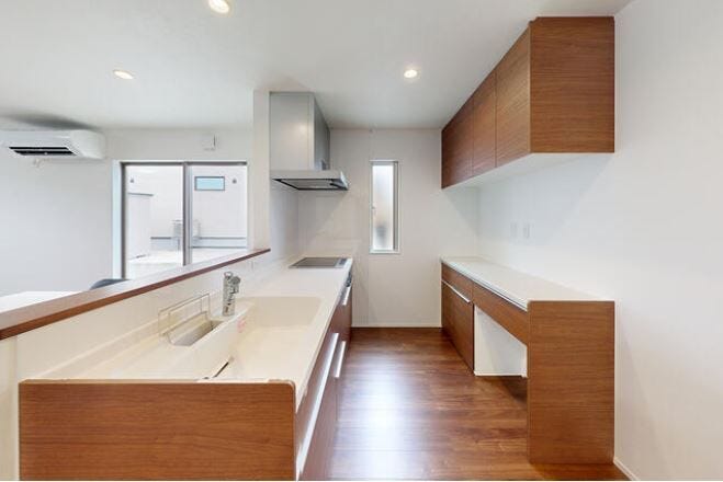 システムキッチンにはカップボード付きで家電の置き場にも困りません。