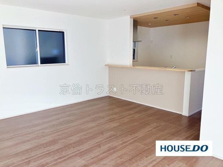 リビングを見渡すことができる対面式カウンターキッチン。リビングと一体感があります♪