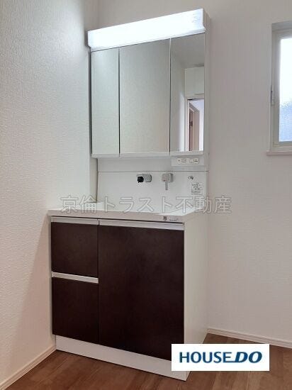 ハンドシャワー付きの洗面台はお手入れがしやすい一体型ボウル。三面鏡の裏は収納スペースになっています!