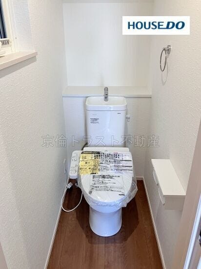 スタンダードな手洗いタンク一体型の洋風便器は温水洗浄機能付き!