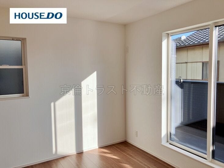 南側の洋室6.0帖はバルコニーに面した明るいお部屋です。大容量のウォークインクローゼットもあり、主寝室にピッタリのお部屋です!