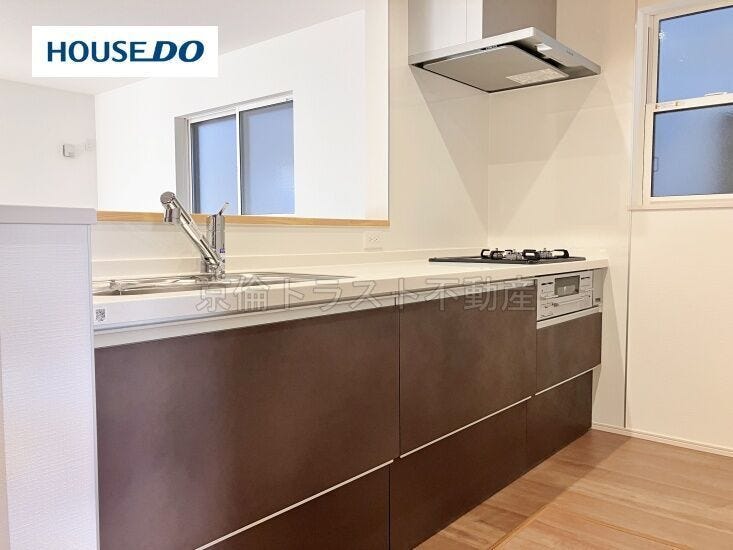 大人2人がキッチンに立っても十分な広さがあります!洗面所への動線も良く、家事が効率よくはかどりそうです◎