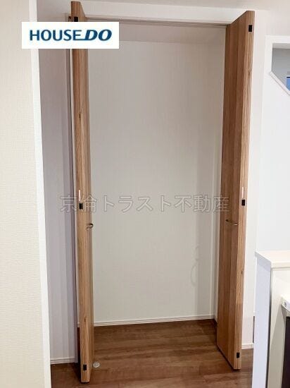 キッチンスペースに収納があります!収納棚などを入れて、自分好みの収納が出来ます!