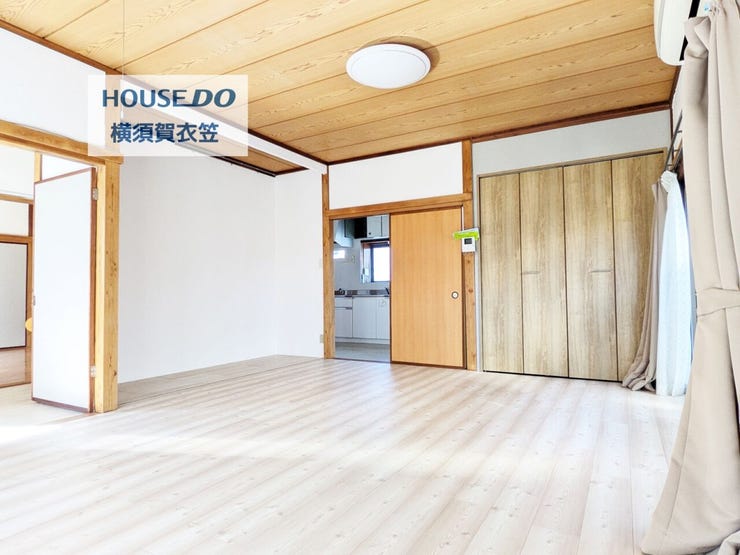 緑豊かな住環境と調和する、明るいリビングで新生活を。陽当り良好!ウッドデッキと繋がる開放的なリビングです。リノベ自由自在!広々リビングに間取り変更も可能です。