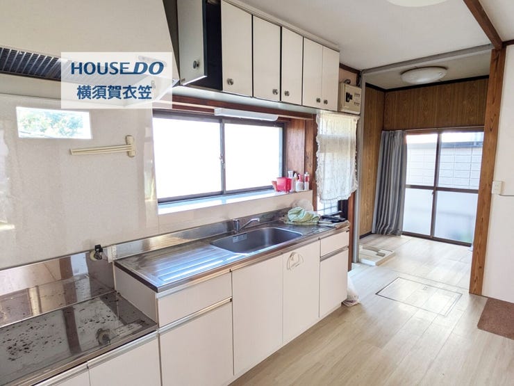 お料理に集中できるクローズドタイプのシステムキッチンです。システムキッチンでスムーズな調理!リノベ自由自在で対面式も可能。機能的なシステムキッチン。大家族のお料理も楽しくこなせます。