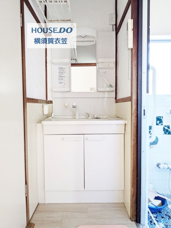 清潔感のある洗面化粧台!リノベ自由自在でグレードアップも可能。朝の身支度もスムーズ!ゆとりある洗面台で快適な毎日を。温水洗浄便座など水回り設備充実!快適な洗面空間です。