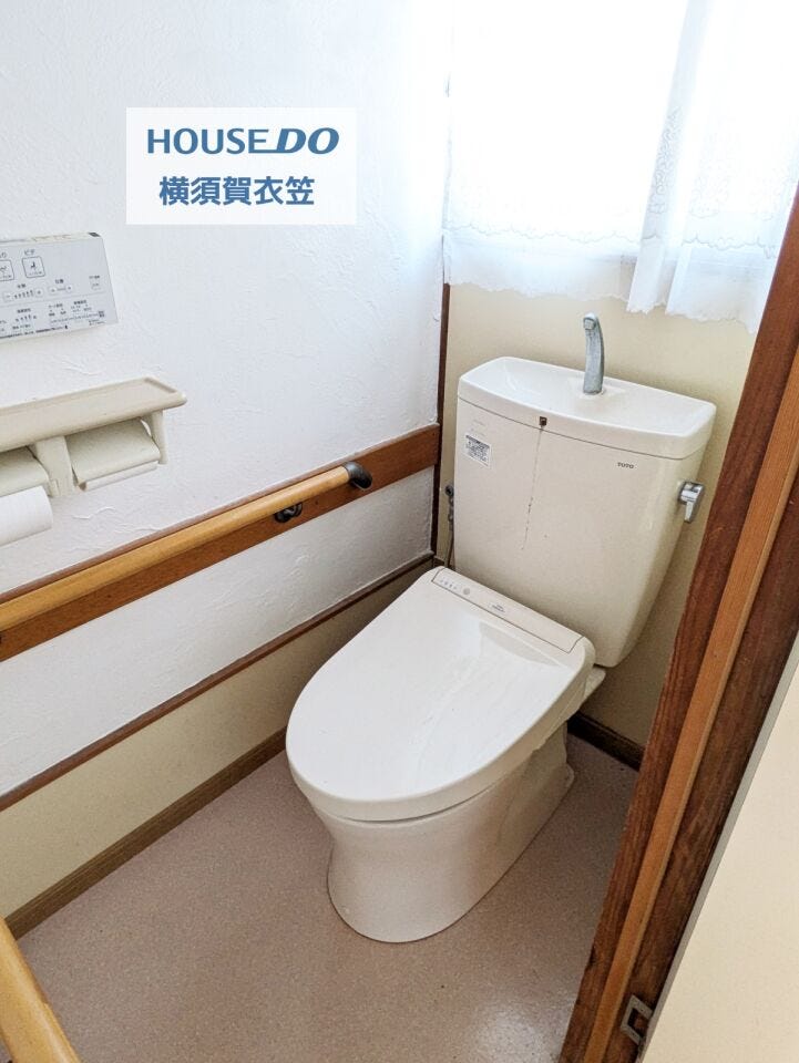 温水洗浄便座付き!快適にお使いいただける清潔なトイレ空間です。窓付きで通風良好!換気もスムーズで清潔感を保ちやすいです。設備充実の水回り。リノベ自由自在であなた好みに変更可能。