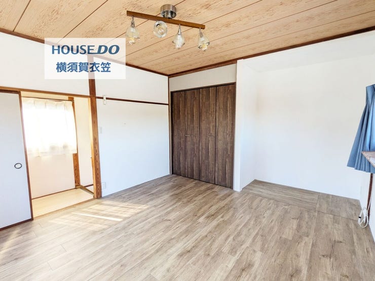 広々土地の角地の家。どの部屋もゆったりとしたプライベート空間。リノベ自由自在!あなた好みのクロスや間取りに変更可能です。閑静な住宅地で叶える穏やかな暮らし。落ち着いた居室です。