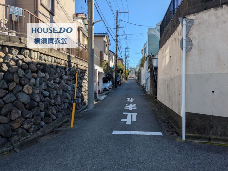 京急本線「県立大学」駅徒歩15分!広々土地の角地で叶えるゆとり。鶴久保小学校まで徒歩17分。緑豊かな住環境で子育てをのびのびと。幼保連携型認定こども園まで徒歩10分。子育て世代にも嬉しい利便性。
