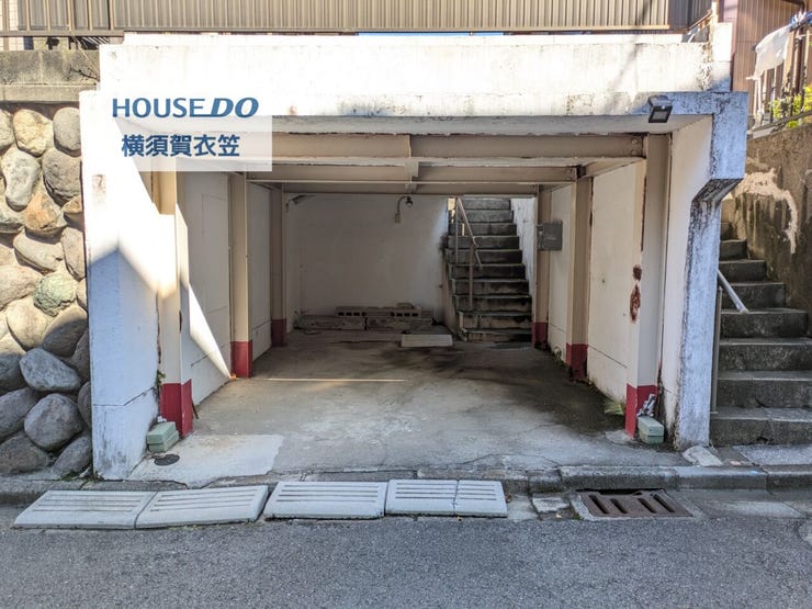 カースペース1台確保!地下車庫なので雨の日も安心です。土地50坪以上の敷地を有効活用。大切なお車を停められるスペース。京急本線「県立大学」駅徒歩15分!駐車スペースがあるとさらに便利。